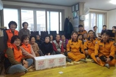 중부소방서 중앙119안전센터-여성의용소방대, 영주2동 원로의 집 등 김장김치 전달