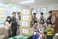 다대1동 다대태권도 수련생, 새마을금고 이웃돕기 성품전달