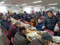 [포토뉴스] 부산노인종합복지관 떡국·유과 나눔