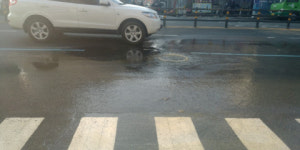 못골시장 앞 대로, 맨홀 3곳에서 오수 역류