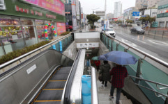 ‘지붕 없는’ 도시철도 에스컬레이터, 비 오면 안전 사각지대 돌변