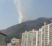 승학산 임야 3곳 동시 산불…장비 26대, 인력 130명 투입해 진화 작업 한창