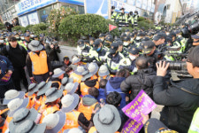 노동자상 설치 추진 시민단체 정발장군 동상 앞서 경찰과 30분째 대치 중