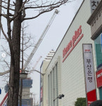 [포토뉴스] 부산 가야 홈플러스 화재, 외부에서 본 옥상