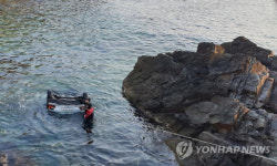 강릉 가드레일 받은 뒤 승용차 추락사고, 20대 남녀 5명 숨져