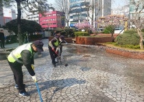 부산 동구, 자원순환과 부산역 봄맞이 물청소 실시