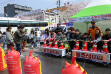 벚꽃 축제 기간에 운영 중인 119소방안전체험장 인기