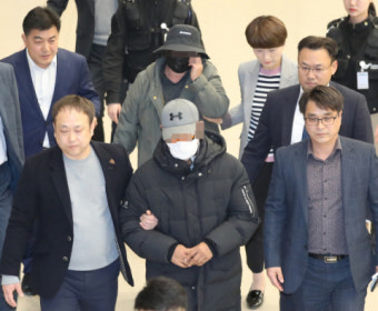 '빚투 논란' 마이크로닷·산체스 부모, 인천공항 귀국…제천경찰서 '압송 중'