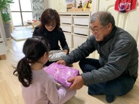 해운대구 우1동 지역사회보장협의체, 저소득가정 아동에 희망선물 전달
