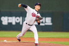 롯데 김원중 아쉬운 호투…LG전 6.1이닝 2실점
