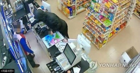 흉기로 마트 주인 위협하고 도주한 10대 2명 붙잡혀