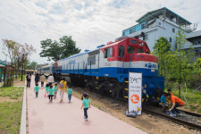 경남 김해 진영레일파크에 이색 기차카페 ‘꿀벌여행’ 문열었다