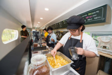 경남 김해 진영레일파크에 이색 기차카페 ‘꿀벌여행’ 문열었다