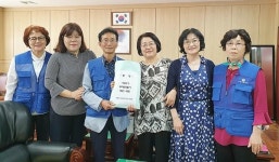 수영구 광안2동 바르게살기운동위원회, 태극기 부채만들기 세트 광안초등학교에 증정