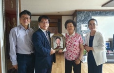 구평동, 독거노인 장수사진 전달