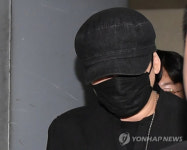 가린엔터(GARIN.ent) | 양현석 귀가, 검은모자+검은마스크 얼굴 가린 전 YG엔터테인먼트 대표