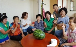 문현3동 새마을부녀회, 사랑의 수박나누기 경로당 방문