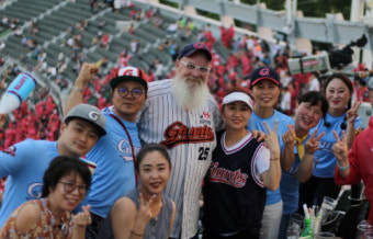 ‘롯데 할아버지’ 마허 교수 “사직에서 더 응원하고 싶어요”