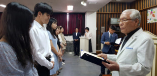 ‘통영 사랑’ 박명용예술장학재단  고교생 등 18명에 첫 장학금 전달