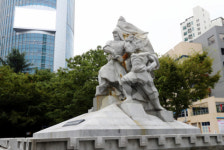 ‘찬밥 신세’ 윤흥신 장군 석상  올해도 답 없는 동상 교체 요구