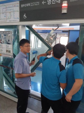 부산 영산대역 선로에 전동휠체어 추락…1명 부상