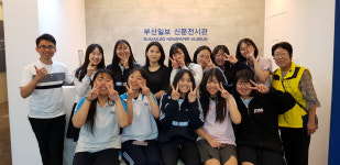 [포토뉴스] 경남여중 동아리 본사 신문전시관 방문