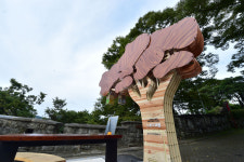 진주성 수령 600년 느티나무 쓰러진 곳에 느린우체통 조형물 들어서