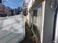 해리단길 대표 상가 앞 ‘수상한’ 펜스, 왜?