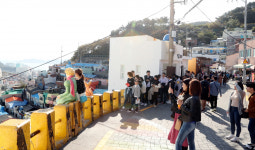 원주민은 떠나고, 거점시설엔 거미줄만… 난립하는 ‘도시재생’