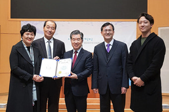 한동희 집사·안춘희 권사, 고신대학교 발전기금 1천만 원 전달