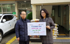 구서2동 주민자치위원장 강정익, 행정복지센터에 이웃돕기 쌀 기탁