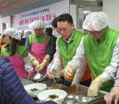 [포토뉴스] 부산노인종합복지관 떡국 나눔