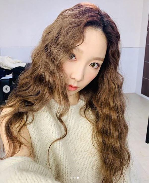 태연의 빛나는 아름다움에 팬들 발각, 여전히 매력적인 모습 속속 공개