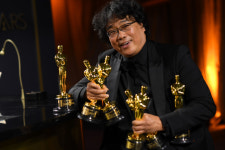 오스카 4관왕 봉준호 기자회견 평소 하던 대로 했을 뿐인데…얼떨떨하다