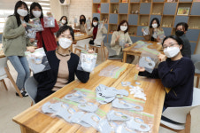 개학 대신 찾아온 선생님의 마스크 선물