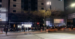 고강도 사회적 거리두기 맞나?…  강남 클럽 앞 불토 즐기려는 인파