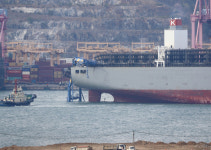 부산신항 PNC 부두 안벽 크레인 1기 넘어져, 작업자 1명 경상