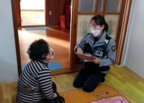 수성지구대, 수정4동 독거어르신에게 마스크 전달