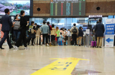 [포토뉴스] 황금연휴에 모처럼 활기 띠는 김해국제공항 국내선 청사