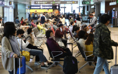 [포토뉴스] 황금연휴에 모처럼 활기 띠는 김해국제공항 국내선 청사