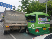 부산 강서구 사거리서 마을버스·덤프트럭 충돌… 4명 경상