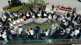 속보=양산지형 모양 담은 양산시청 연못, 물고기 넣는 행사와 함께 정식 개장