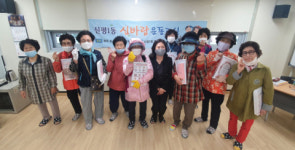 신평1동 주민자치회, 어르신한글교실 수강생들에게 학습꾸러미 배부