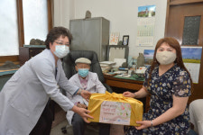 [포토뉴스] 자성대노인복지관 장수노인 기념선물