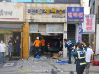 부산 영도서 SUV 차량이 세탁소 들이받아… 3명 부상