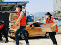 부산연탄은행, 문현1동 저소득가정에 마스크 등 성품 나눔