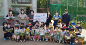 장산초어린이집 원아들, 해운대구 반여1동 행정복지센터에 직접 재배한 채소 전달