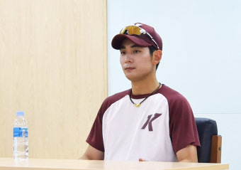 키움 이정후, 자신의 파울 타구에 정강이 부상…