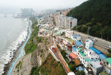 [단독] 흰여울마을 키운 상인들 ‘불법 딱지’에 주저앉다
