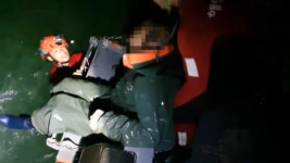 통영해경, 너울서 파도에 바다로 추락한 60대 어민 구조